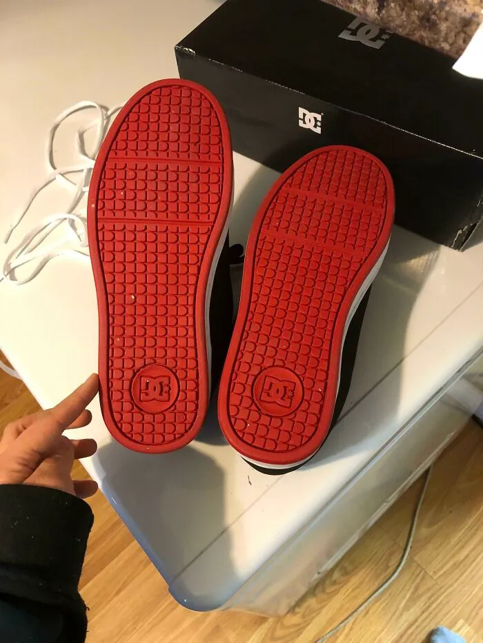 Pedí un par de zapatos DC y no solo son de distinta talla, también son 2 pies derechos