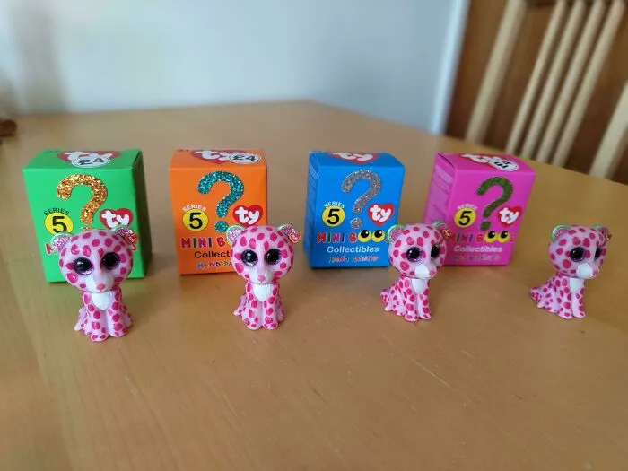 Mi hijo de 7 años se gastó su dinero ahorrado en 4 juguetes de la caja misteriosa. Le advertimos
