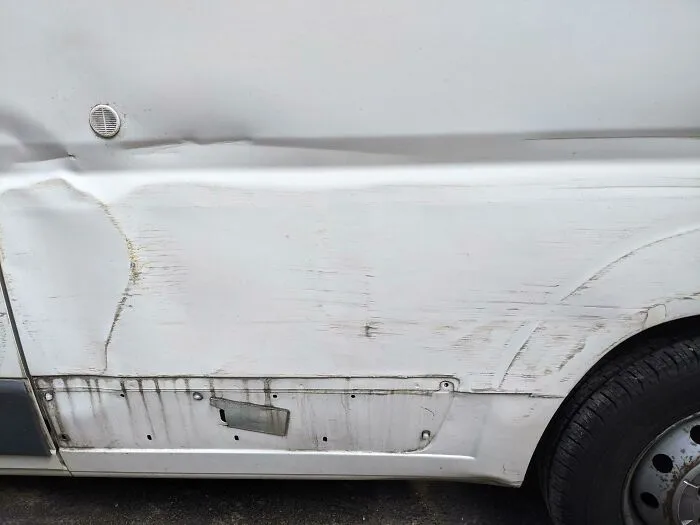 Me pasé cuatro meses construyendo una autocaravana y decidí ganar algo de dinero alquilándola. Me la han devuelto así tras alquilarla por 1ª vez