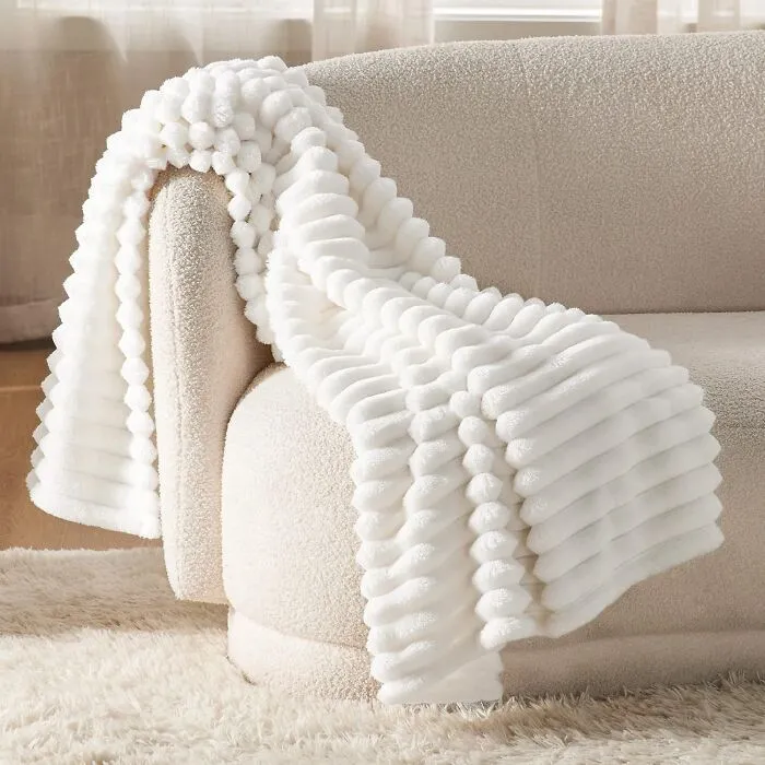 Wrap Your Guests In Warmth And Comfort With A <a Style="Display:inline;" Href="Https://Www.amazon.com/Bedsure-White-Fleece-Throw-Blanket/Dp/B0bplb81lx?crid=3vb4u0tyfb4hk&dib=eyj2ijoimsj9.gtm6rekqld9qkqkekr5khgsw_egkp28omvlmab3acaa8y3po-2a1e3bnbz3s8posxdqummc1kbrajwm9llnxd3mledbdmji7ck0nzeb4j8rj2cjrom9dnyne2fzaymh9b3bns80vk9iwqvyob8wq3gclkpr7jec6skxts5qxj8vn8pxo72hjwwrdkuf_wm6v9engb7ytdeettsxcpoj4lerdnhieqmsxcou0vtdfrtvtia9uym6_vdujzkfduj8mzsrfpzznabc_iultzcd716aqfwg-Nmy3apbc6l6m6_s.5r89vennvj3zli3msfynuq-Xqwrcqtfna1jqjqhhqjq&dib_tag=se&keywords=cozy%2bblanket&qid=1731408502&sprefix=cozy%2bblanke%2caps%2c297&sr=8-5&th=1&linkcode=ll1&tag=bptapir-20&linkid=f68675d0fadae51aa166c9c7f352cd4a&language=en_us&ref_=as_li_ss_tl" Target="_blank"><span Style="Font: Inherit; Color: #d74b1f;"> Cozy White Throw Blanket</Span>, The Perfect Addition To Your Holiday Decor That Invites Snuggling And Relaxation