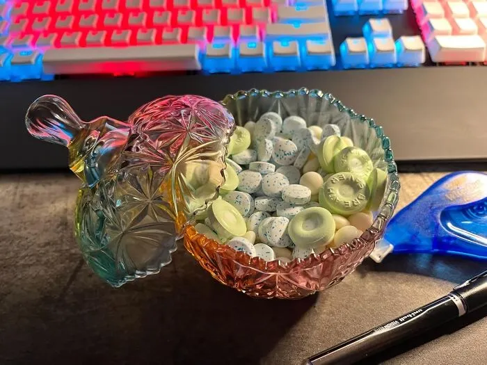 Sweeten Your Guests' Stay With A <a Style="Display:inline;" Href="Https://Www.amazon.com/Danmu-Colorful-Storage-Jewelry-Containers/Dp/B07gxk9wwf?ie=utf8&th=1&linkcode=ll1&tag=bptapir-20&linkid=d34645d05e989755b769277ae2c6ec32&language=en_us&ref_=as_li_ss_tl" Target="_blank"><span Style="Font: Inherit; Color: #d74b1f;"> Colorful Glass Candy Dish</Span> Filled With Tasty Treats, A Thoughtful Gesture That Adds A Pop Of Color And A Touch Of Warmth To Their Holiday Experience