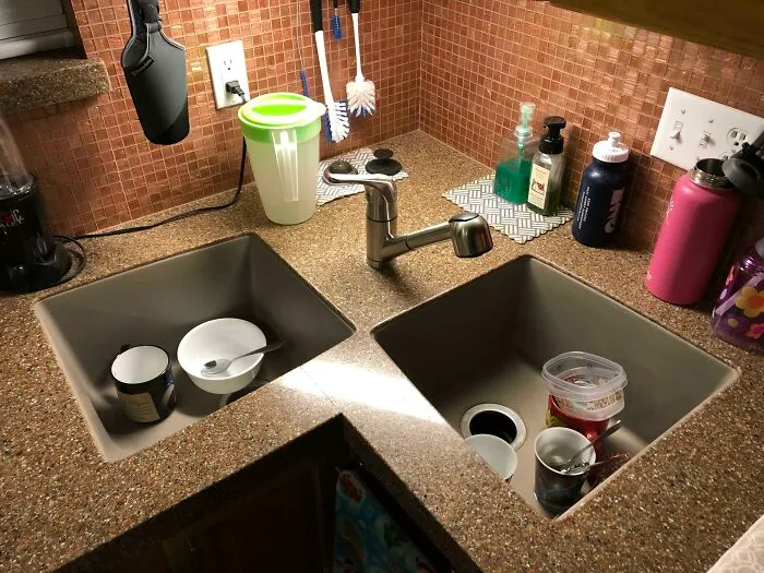 “Solo no dejes el agua abierta cuando muevas el grifo”. Esta es la cocina remodelada de la nueva casa de mi hermana 