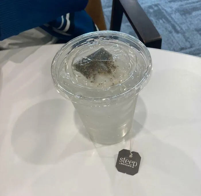 Pedí un té helado en una cafetería de mi universidad. Cuando me quejé a la camarera, me dijo: «Así es como lo hacemos aquí, esto no es Starbucks».