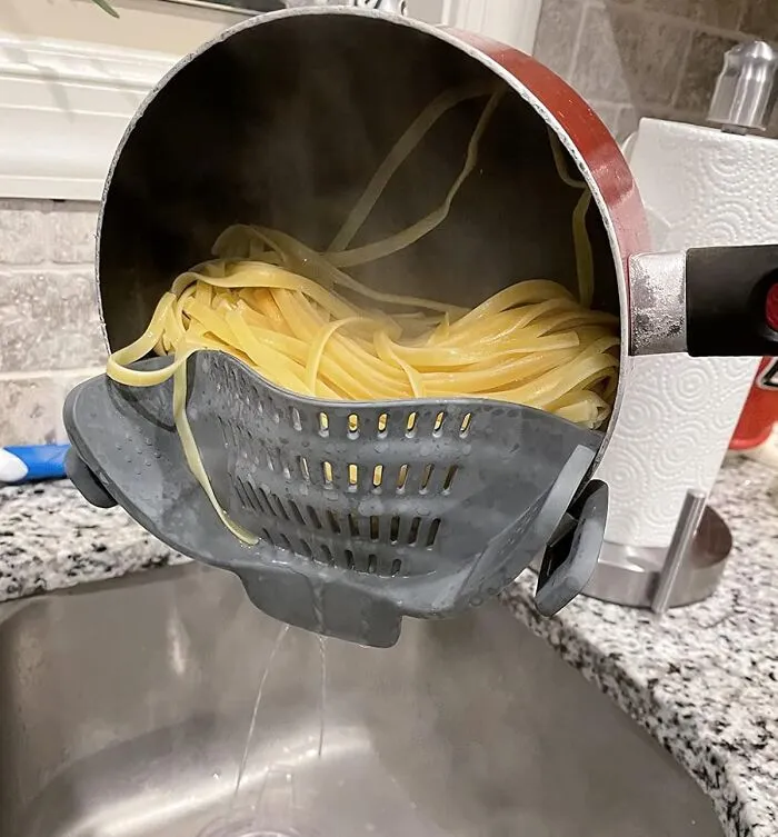 Drain The Hassle From Cooking With The <a Style="Display:inline;" Href="Https://Www.amazon.com/Kitchen-Gizmo-Strainer-Silicone-Colander/Dp/B018w9jii0?ie=utf8&linkcode=ll1&tag=bpalpaca-20&linkid=d81383ea2bc1d99ddb45d760c4438d88&language=en_us&ref_=as_li_ss_tl" Target="_blank"><span Style="Font: Inherit; Color: #d74b1f;"> Snap 'N Strain</Span>, A Simple Yet Genius Kitchen Tool That Makes Straining Pasta, Rice, And Veggies A Breeze, With Its Easy-On, Easy-Off Design That Snaps Onto Any Pot Or Bowl