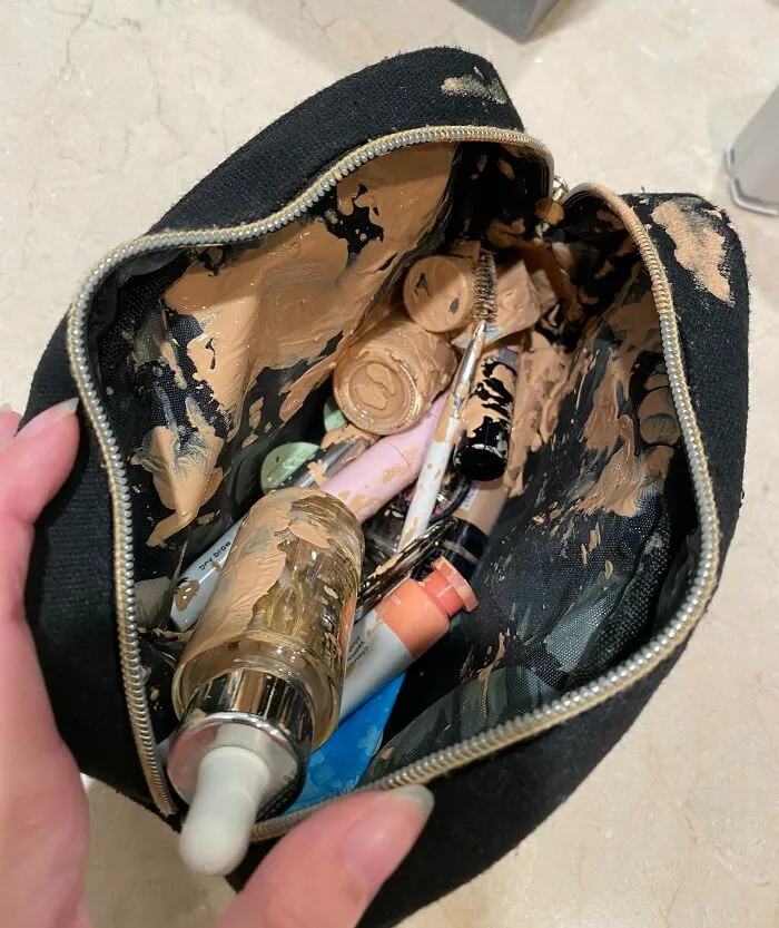 A mi novio se le cayó mi neceser de maquillaje