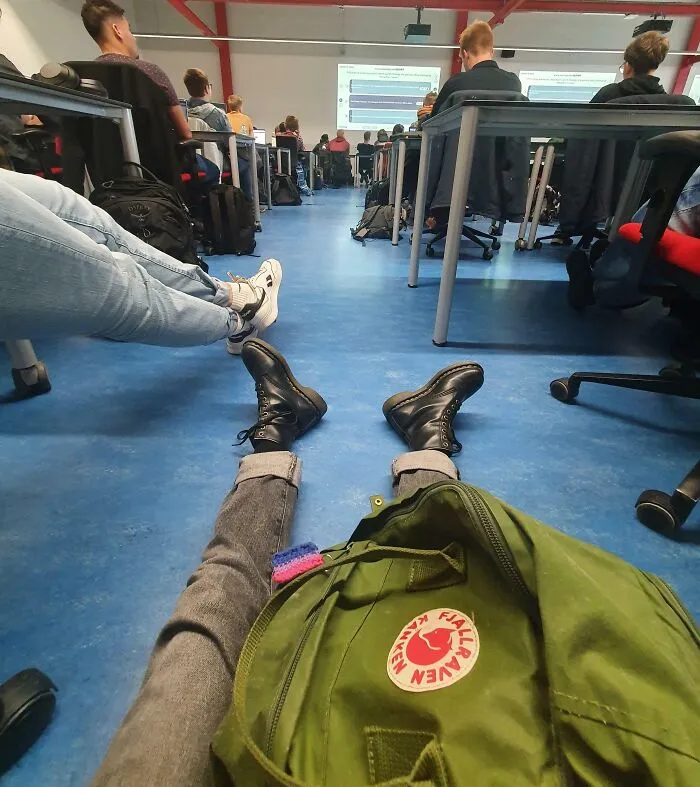 No hay suficientes asientos en las aulas, así que no tengo mesa ni asiento, aunque pago mucho dinero por estudiar.