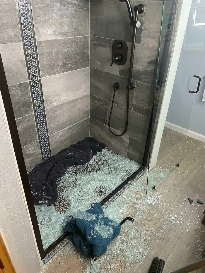  La instalación de la nueva mampara de mi papá está terminada  