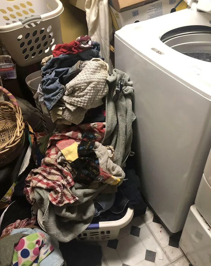 Estuve fuera dos semanas. Mi marido amontonó su ropa junto a la lavadora en lugar de lavarla