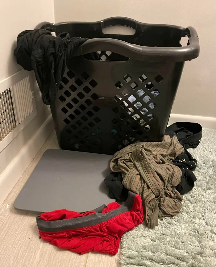 Mi prometido suele dejar la ropa sucia junto al cesto