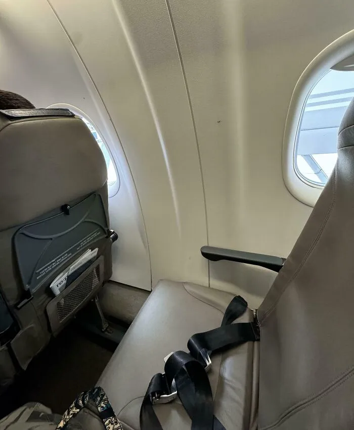 ¿Menos de medio metro de espacio para las piernas y sin ventanilla? Odio en lo que se ha convertido viajar en avión 