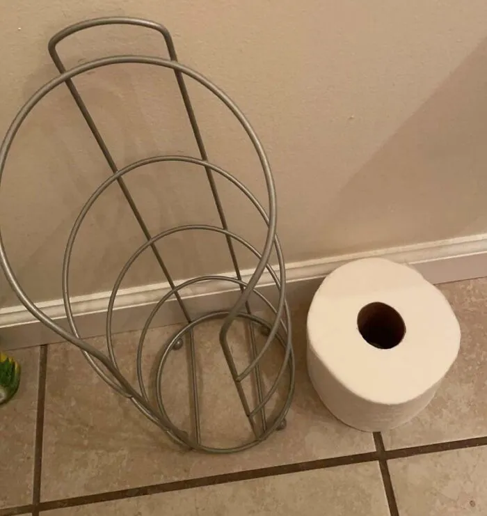 Dónde va el papel higiénico vs. dónde lo pone mi marido