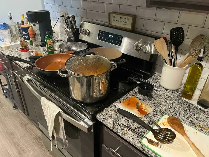 Mi novio insiste cariñosamente en cocinar la cena los lunes, pero termina dejando todos sus platos y desorden ahí porque tiene que irse a su reunión semanal de ajedrez