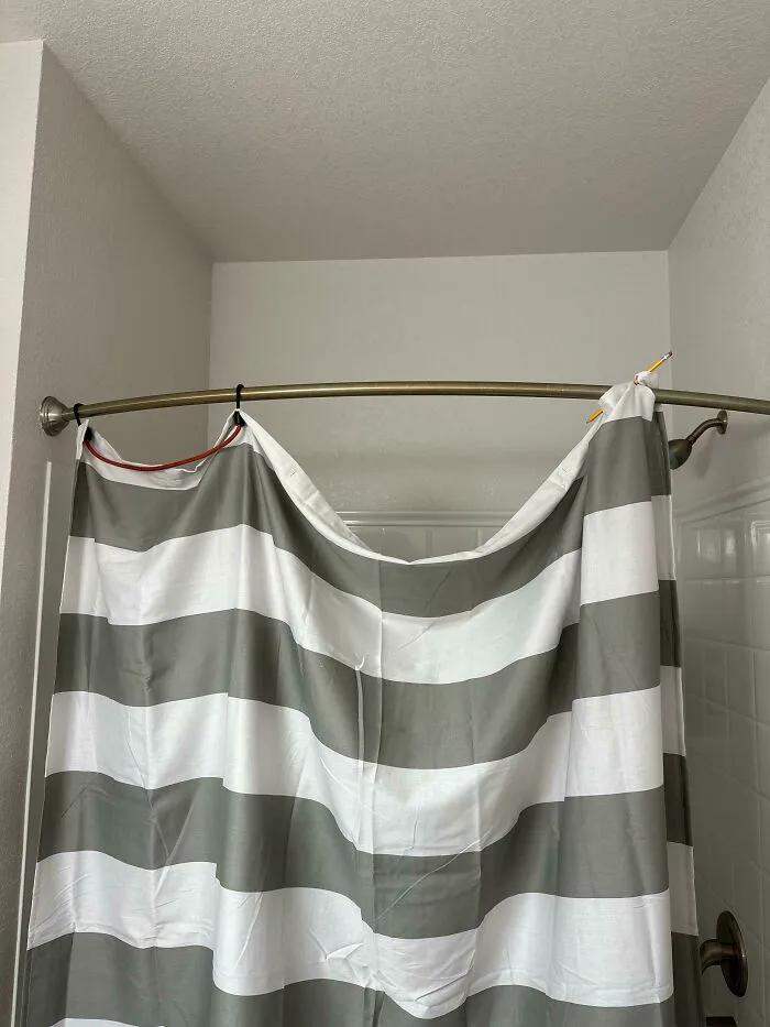 A mi novio se le olvidó comprar anillas para la cortina de ducha