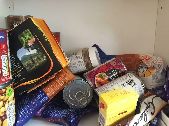 La alacena de mi novio. Creo que debe volcar sus bolsas de la compra directamente en la alacena en lugar de guardarlo todo