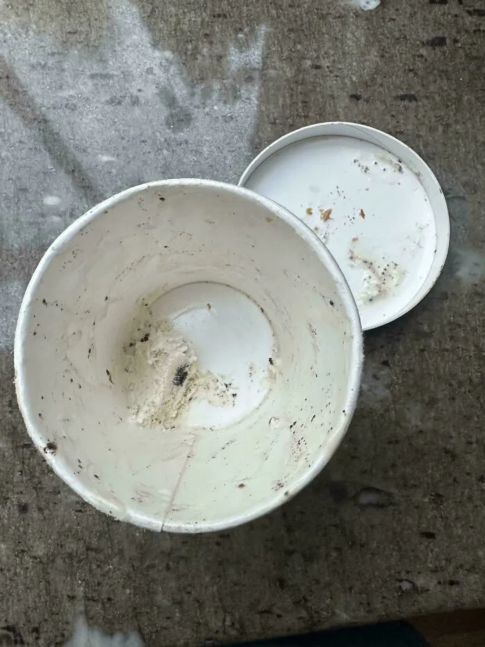 Fui a por helado y mi novio me dejó esto. En caso de que « necesitara un poquito pero no quisiera un montón de helado».