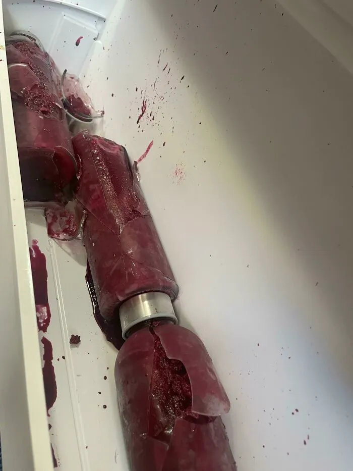 Buenos días. Encontré botellas de vidrio de mi novio en el congelador. Está en el trabajo.