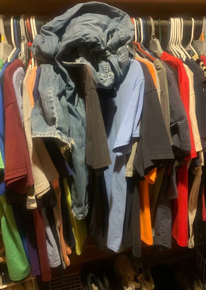 Recientemente me mude con mi novio que tiene el habito de dejar su ropa en el suelo, le pedi que guardara sus vaqueros en su armario y esto es lo que encontré