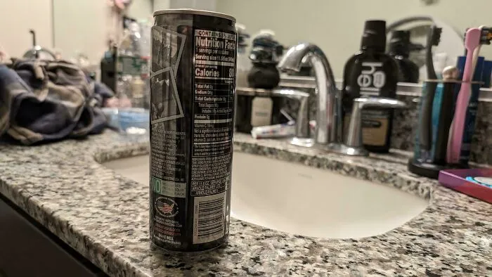 Esta lata ha estado directamente en frente del fregadero de mi novio durante dos semanas y he optado por no tirarla sólo para ver si él lo hacía. Todavía no lo ha hecho