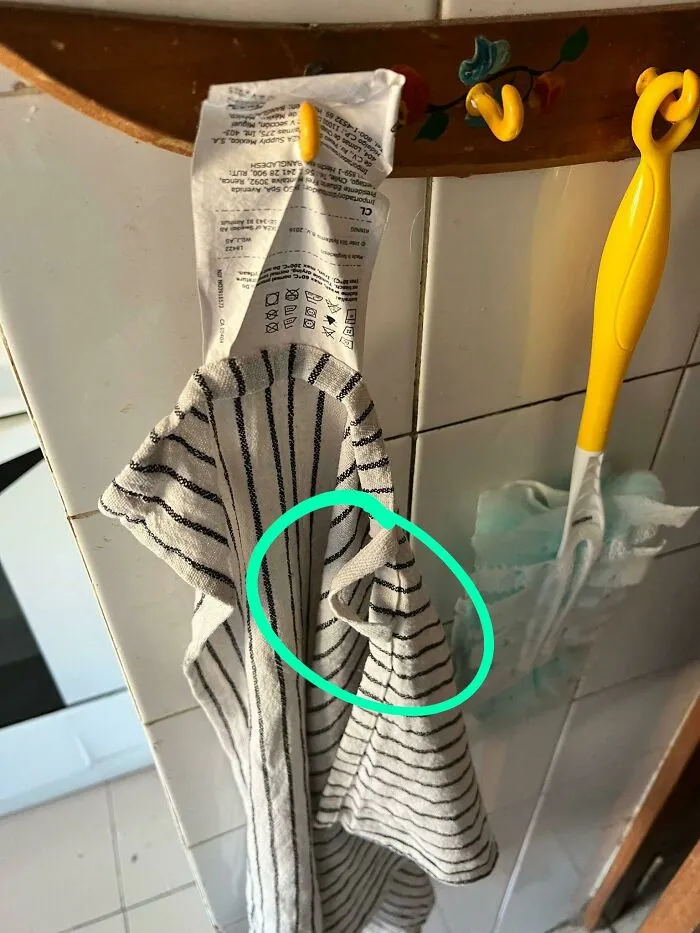 Fui a la cocina y descubrí que mi novio colgó el paño así...