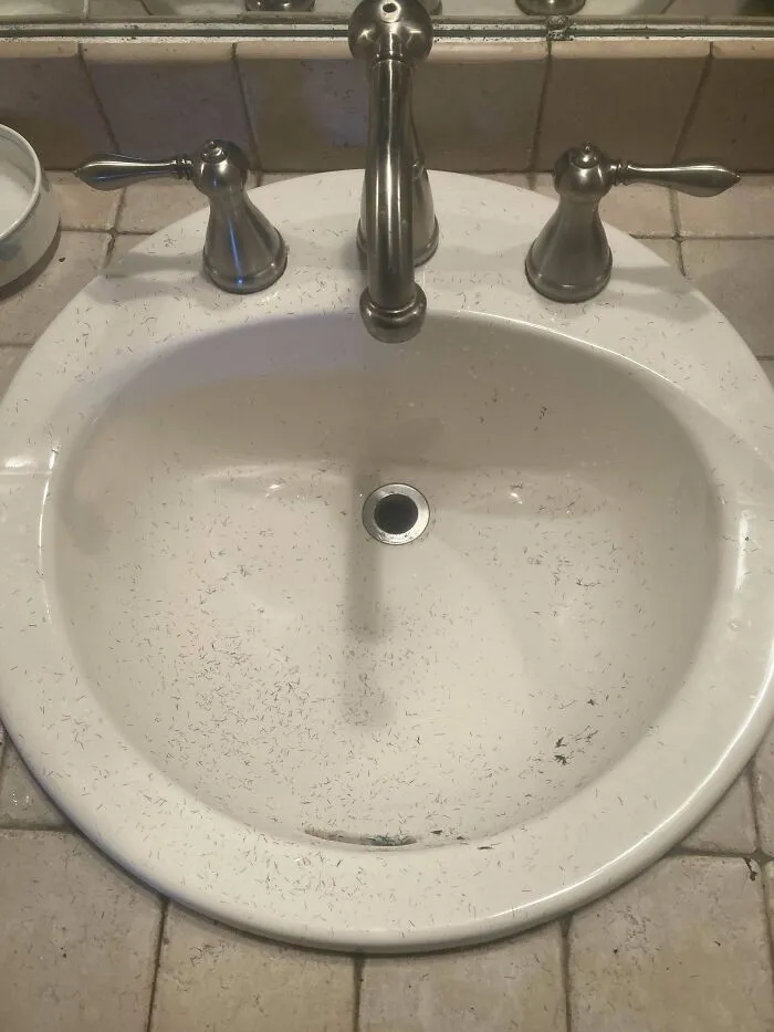 Así deja mi novio el lavabo tras afeitarse