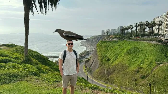 Un pájaro pasó volando cuando tomábamos una fotografía. Ahora, parece que tuviera un pájaro gigante apoyado sobre mi cabeza