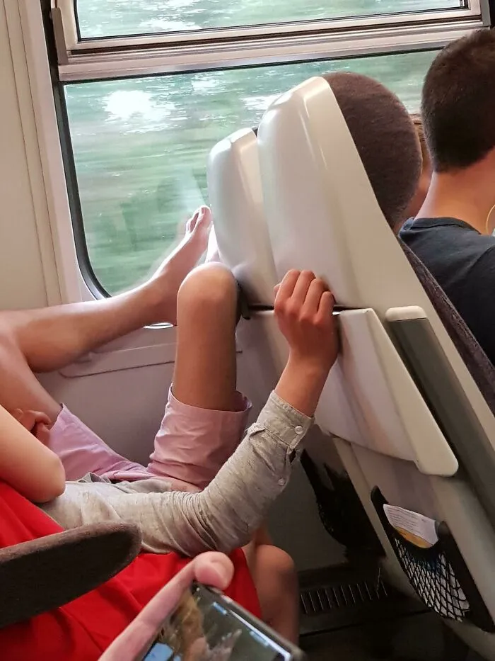 If You Do This, Especially With People Sitting In Front Of You, You Are An Absolute Twat