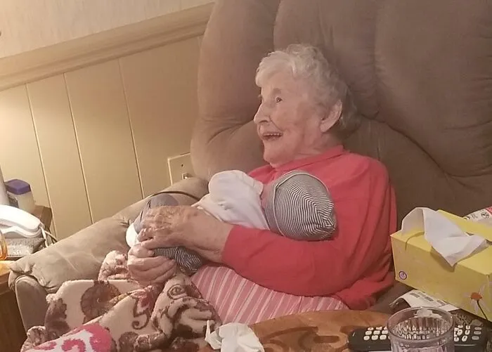 98-Year-Old Nana Meets Her Great Great Grandbaby On Thanksgiving. Thankful For This