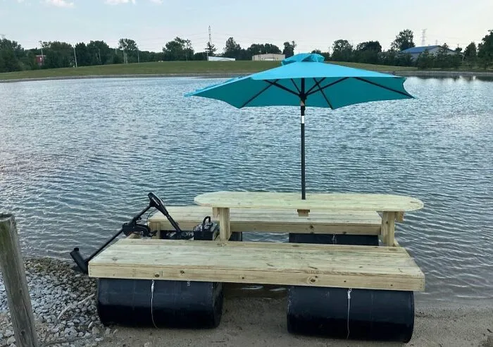 Alguien en Marketplace está vendiendo una mesa de picnic que también es un bote