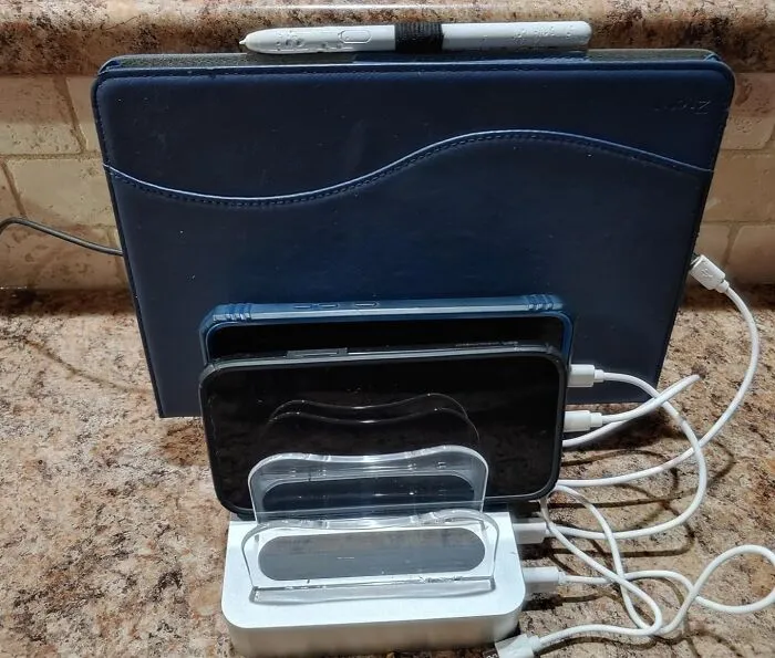 Tired Of Your Devices Fighting Over Outlets Like They're Siblings On A Road Trip? This <a Style="Display:inline;" Href="Https://Www.amazon.com/Poweroni-USB-Charging-Station-Dock/Dp/B075pvk4y2?ie=utf8&th=1&linkcode=ll1&tag=bpfox-20&linkid=93fc55a4e8ff80e42e3be1647a55e0ae&language=en_us&ref_=as_li_ss_tl" Target="_blank"><span Style="Font: Inherit; Color: #d74b1f;">4-Port Charging Dock</Span> Is The Peacekeeper Your Family (And Your Gadgets) Needs