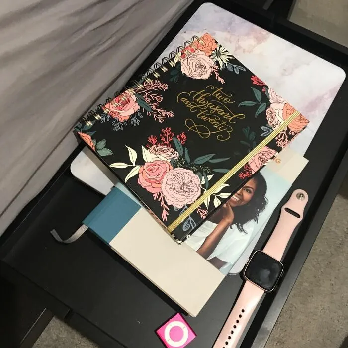 Bunk Bed Life Just Got A Whole Lot More Luxurious! This <a Style="Display:inline;" Href="Https://Www.amazon.com/Bed-Shelf-Dorm-Bedside-College/Dp/B0923whjhw?crid=1s5vfqvatit15&dib=eyj2ijoimsj9.abv_c2-Jhtswf6svbfvyw7fti78rpq3ue5xmci7tidc6gyku-5gkpibmym5qszw02h40-Gfyrt3fipywcq_samlmdrbsxw4v6rzk1okddmi6kjw7dxdxxnmcs-4riv4xhtxeouw1vragivhoeemaek65fuhecyzxjbhqchw3n5borxflwin6ytenrfstgtmmc4e0au4qelgh0luqzubce39et58vquhqljqrvsscbnejdbxtd8yvrsllylfszdpoh-Qpqiagqb7m-5ps9rznusgdq4zrj0k5550zaun0ens.nqqxfhglpyceltvjg7_nyoq8mddkmv5urr8qfmsymo4&dib_tag=se&keywords=small%2bapartment%2bfurniture&qid=1732551519&sprefix=small%2bapartment%2bfurnitur%2caps%2c229&sr=8-91&th=1&linkcode=ll1&tag=bpkomodo-20&linkid=8ea362a4e8d4b15bfe34892b05a71386&language=en_us&ref_=as_li_ss_tl" Target="_blank"><span Style="Font: Inherit; Color: #d74b1f;"> Bedside Shelf</Span> Is The Perfect Perch For Your Books, Phone, And That Midnight Snack You've Been Hiding From Your Bunkmate