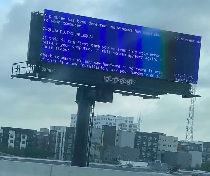 Pasé por delante de un valla publicitaria con la pantalla azul de un error crítico en el sistema, justo afuera de un gran estadio deportivo