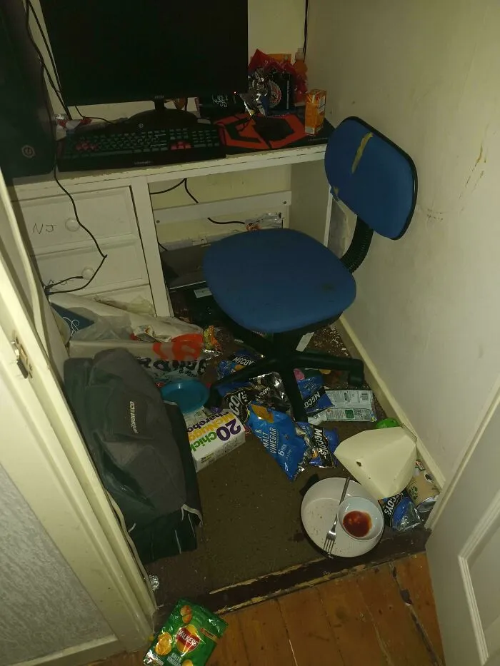 Este es el estado del cuarto de la computadora cada vez que mi hermano está allí: deja toda su basura tirada, y no ve la necesidad de limpiar nada