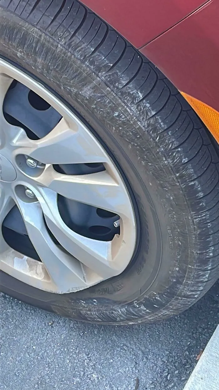 Mis padres están de visita, y le presté mi coche a mi mamá. Así fue como me lo devolvió