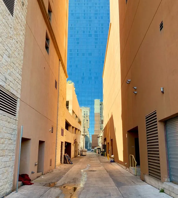 El reflejo del cielo sobre un edificio hace que este parezca el cielo