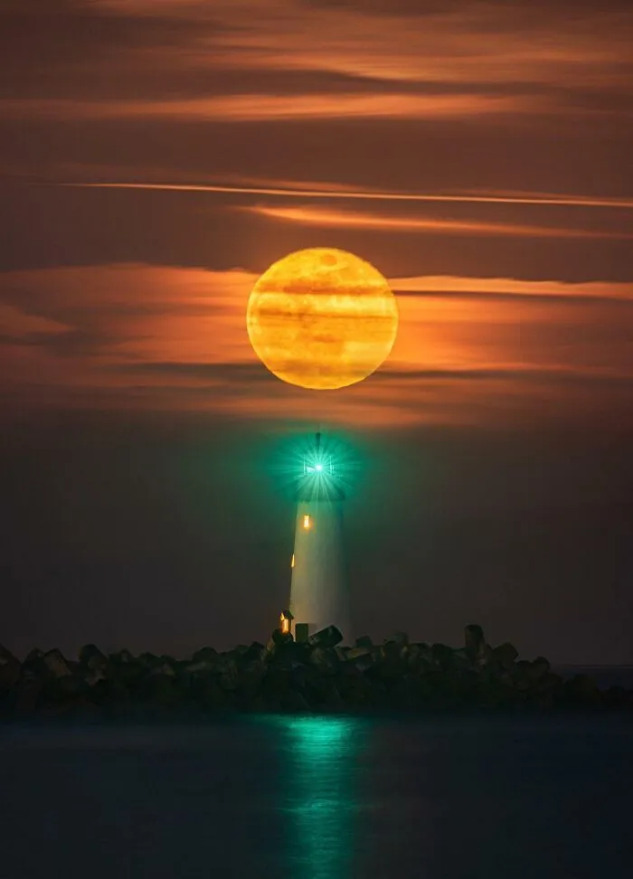 La última superluna de este año sobre el faro Walton de Santa Cruz