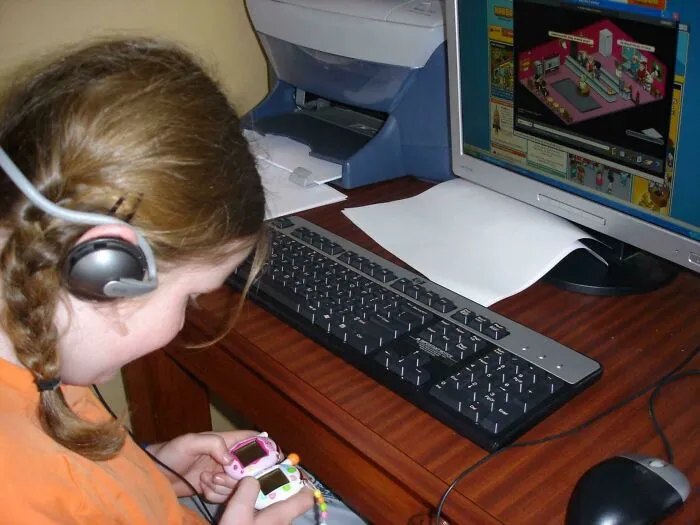 Alimentando a los Tamagotchis mientras jugaba a Habbo Hotel