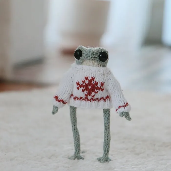 Artist Creates 47 Miniature Frogs With Tiny Outfits That Are Too Adorable To Handle