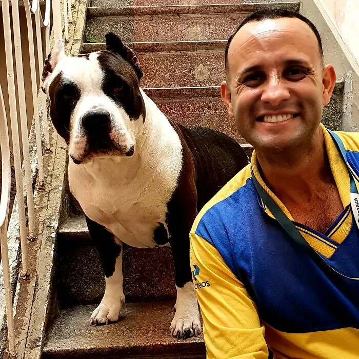 Animal-Friendly Postman: 44 Selfies This Man Took With Every Animal On His Mailing Route (New Pics)