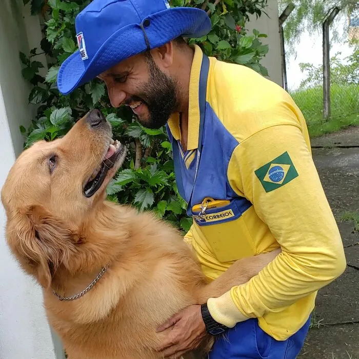 Animal-Friendly Postman: 44 Selfies This Man Took With Every Animal On His Mailing Route (New Pics)