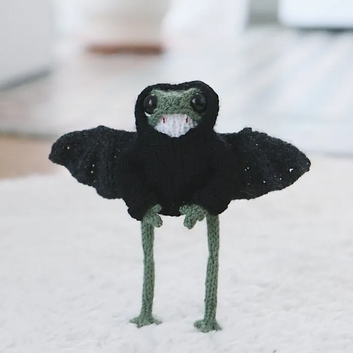 Artist Creates 47 Miniature Frogs With Tiny Outfits That Are Too Adorable To Handle