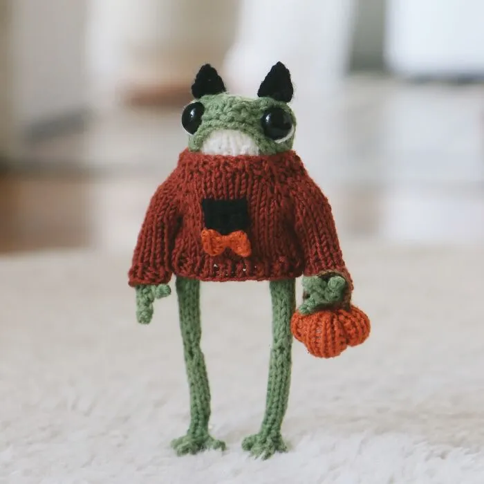 Artist Creates 47 Miniature Frogs With Tiny Outfits That Are Too Adorable To Handle