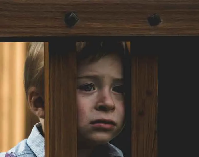 20 Personas comparten las "normas de la casa" más extrañas que tuvieron que acatar en su infancia
