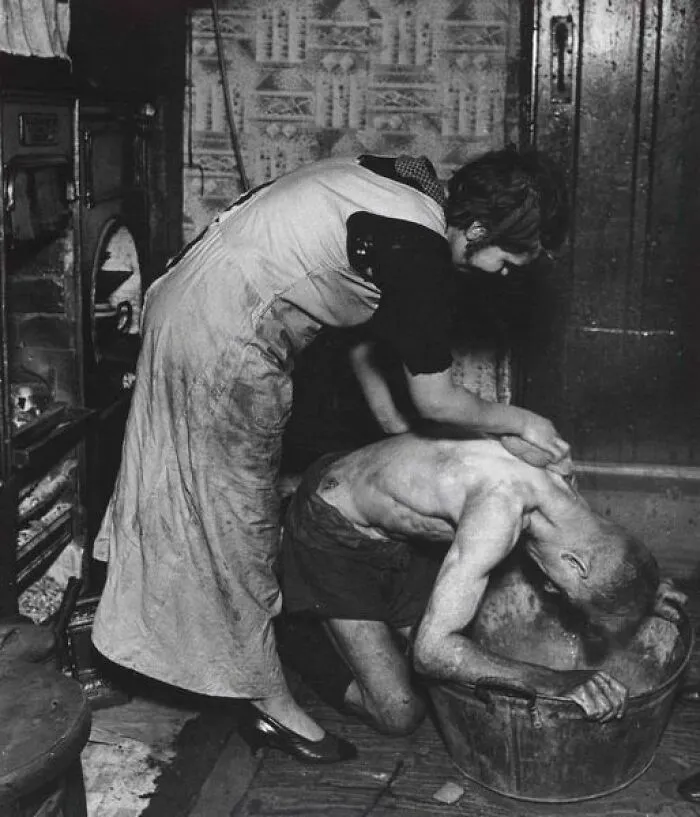 Baño del minero del carbón, Chester-Le-Street, Durham, Inglaterra, 1937 - Foto de Bill Brandt