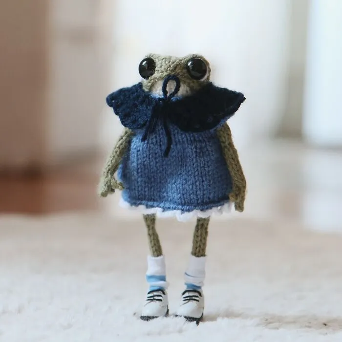 Artist Creates 47 Miniature Frogs With Tiny Outfits That Are Too Adorable To Handle