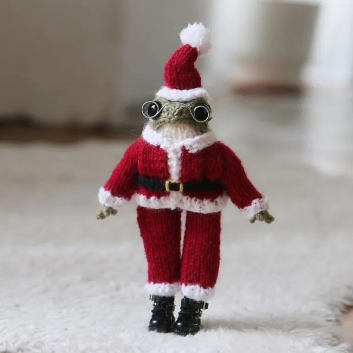 Artist Creates 47 Miniature Frogs With Tiny Outfits That Are Too Adorable To Handle