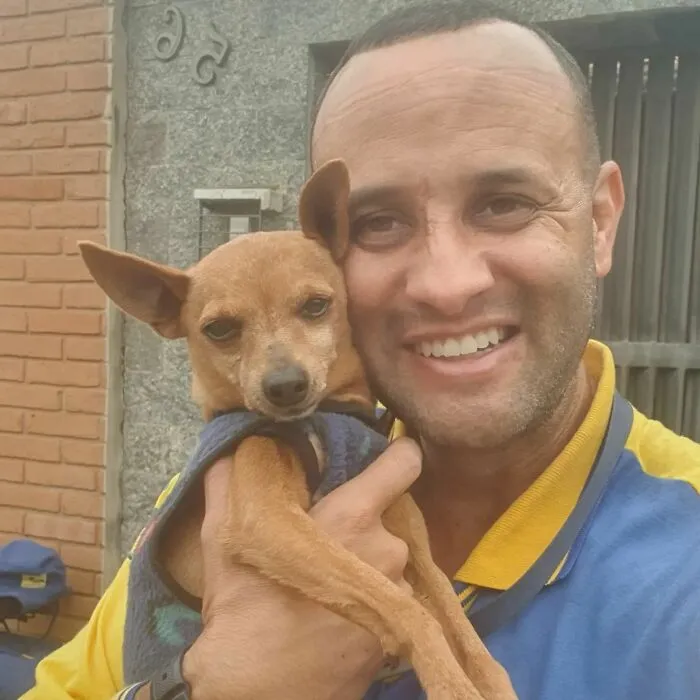Animal-Friendly Postman: 44 Selfies This Man Took With Every Animal On His Mailing Route (New Pics)