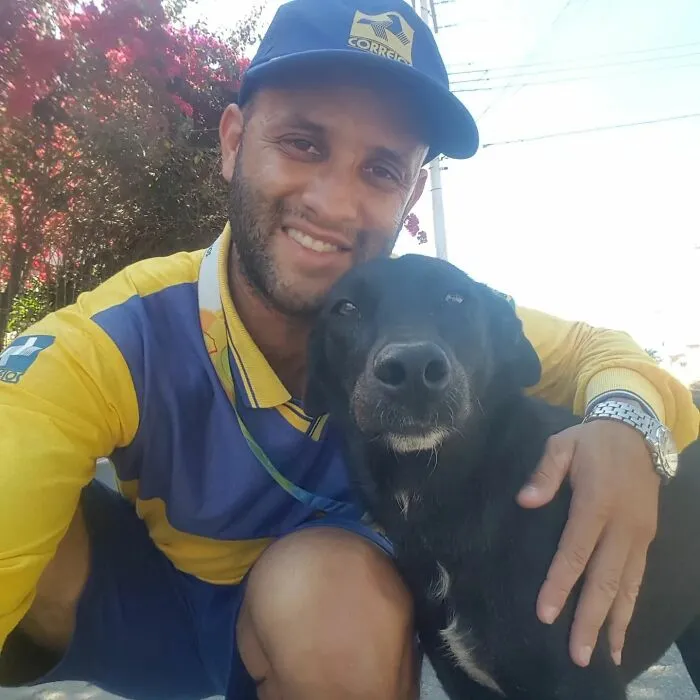 Animal-Friendly Postman: 44 Selfies This Man Took With Every Animal On His Mailing Route (New Pics)