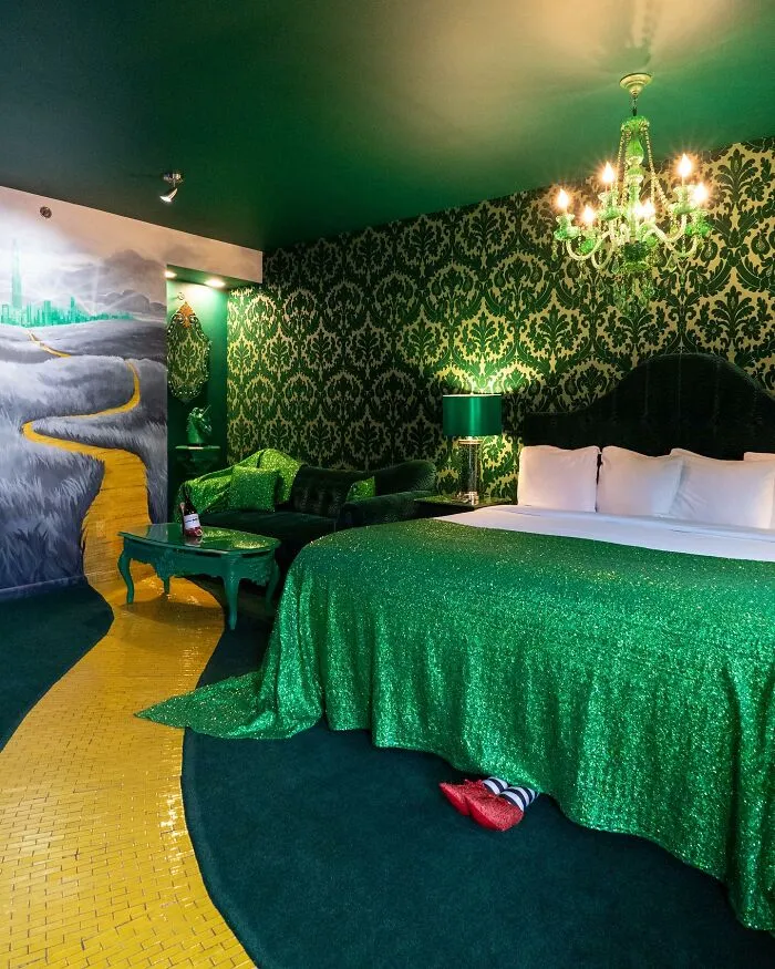 The Wizard's Emeralds In The Roxbury Experience, New York 