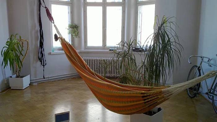 “No One Can Stop Me”: 40 People Confess To The Weirdest Things They Do Living Alone