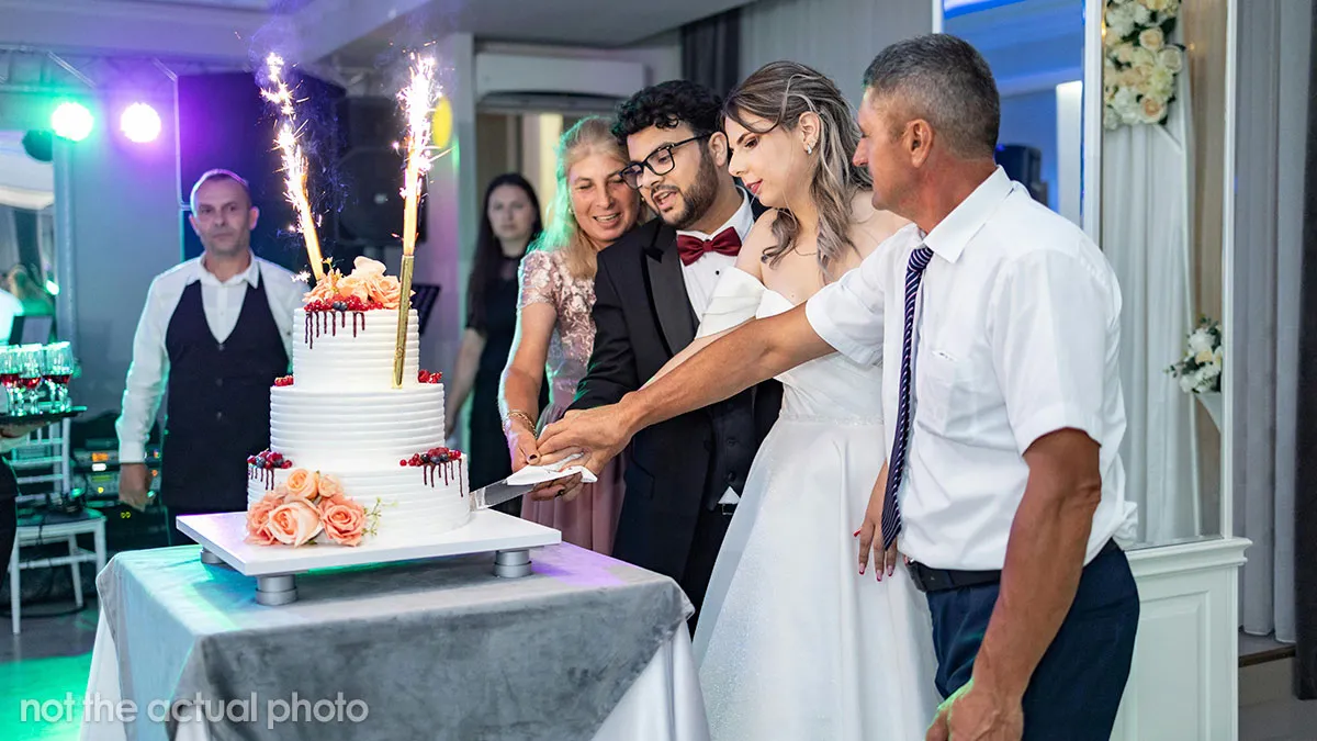 Woman Crashes Strangers’ Wedding By Accident, Later Receives Rude Message From Bride